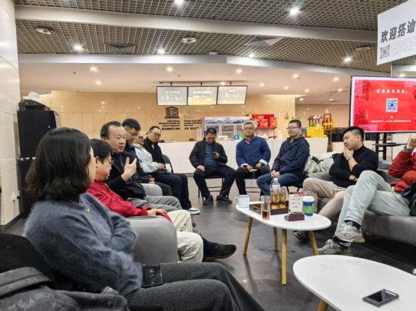 东程配资 AI狂热：草根创业者与煤老板走到了一起