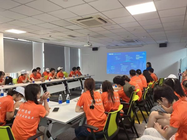 赚配网 “百所高校 千名学子”走进临平南苑  共绘青春人才新图景